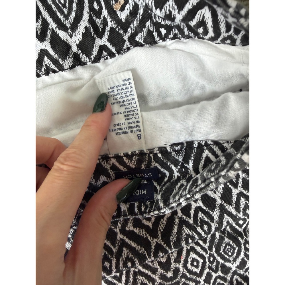 American Eagle Outfitters Black White Geometric Ikat Midi Stretch Shorts Size 8 - Picture 3 of 4